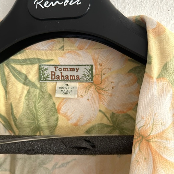 Women’s Tommy bahama Hawaiian button up - Picture 2 of 5